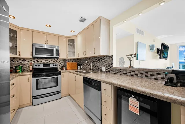 $3,900 | 100 Bayview Drive, Unit 606, Sunny Isles Beach, FL 33160