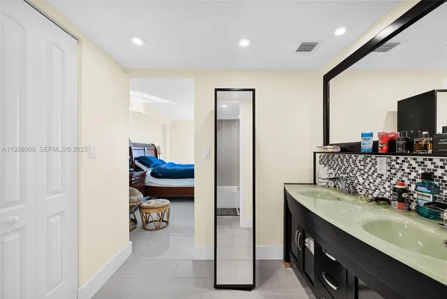 $3,900 | 100 Bayview Drive, Unit 606, Sunny Isles Beach, FL 33160