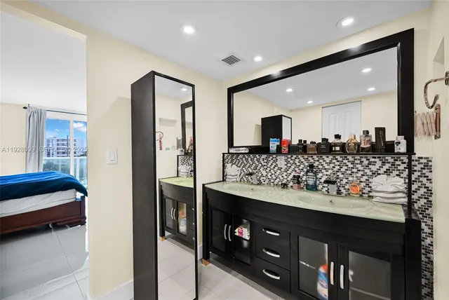 $3,900 | 100 Bayview Drive, Unit 606, Sunny Isles Beach, FL 33160