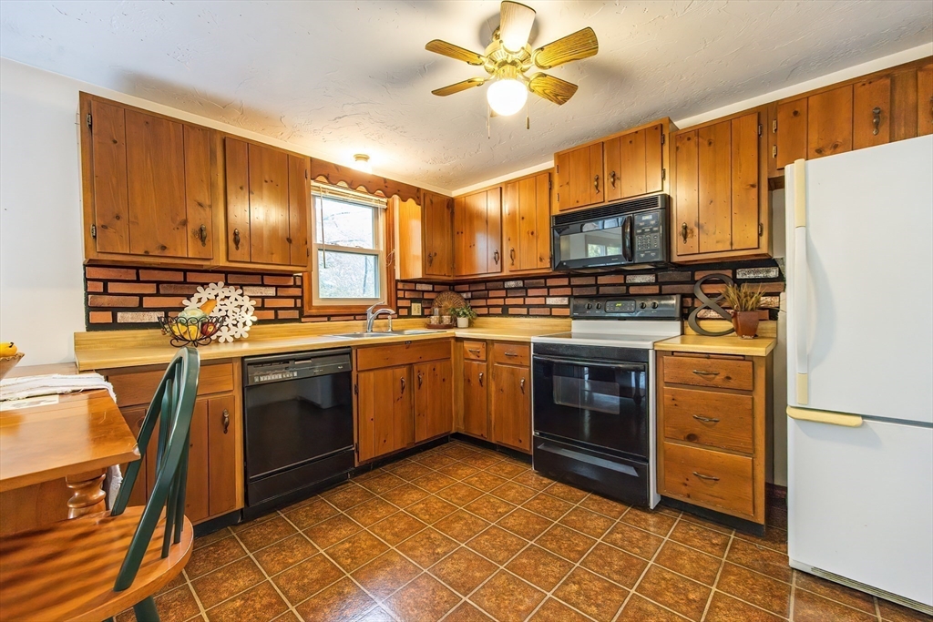 37 Sutton Road Millbury, MA 01527 - Photo 9 of 22