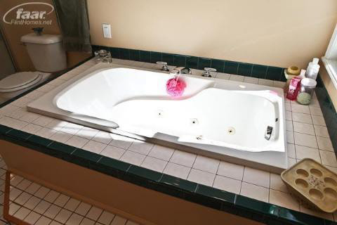 10126 Hartland Road Fenton, MI 48430 - Photo 17 of 38 20279125-16.JPG