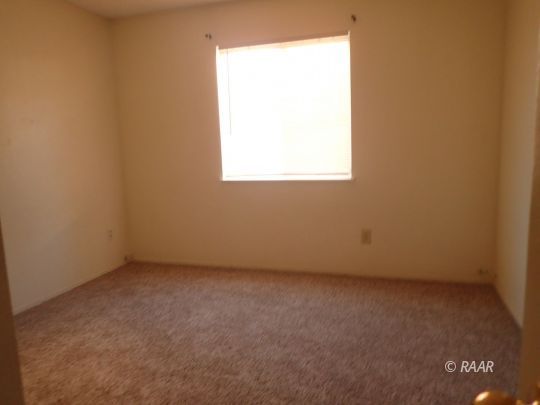 505 East Wilson Avenue Ridgecrest, CA 93555 - Photo 8 of 14 an empty room with a window