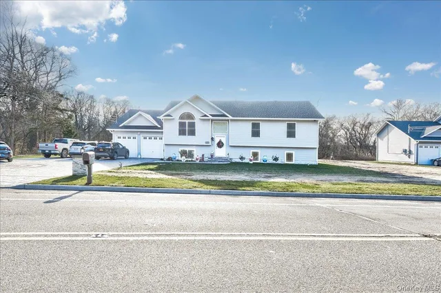 $849,999 | 468 Granny Road, Medford, NY 11763