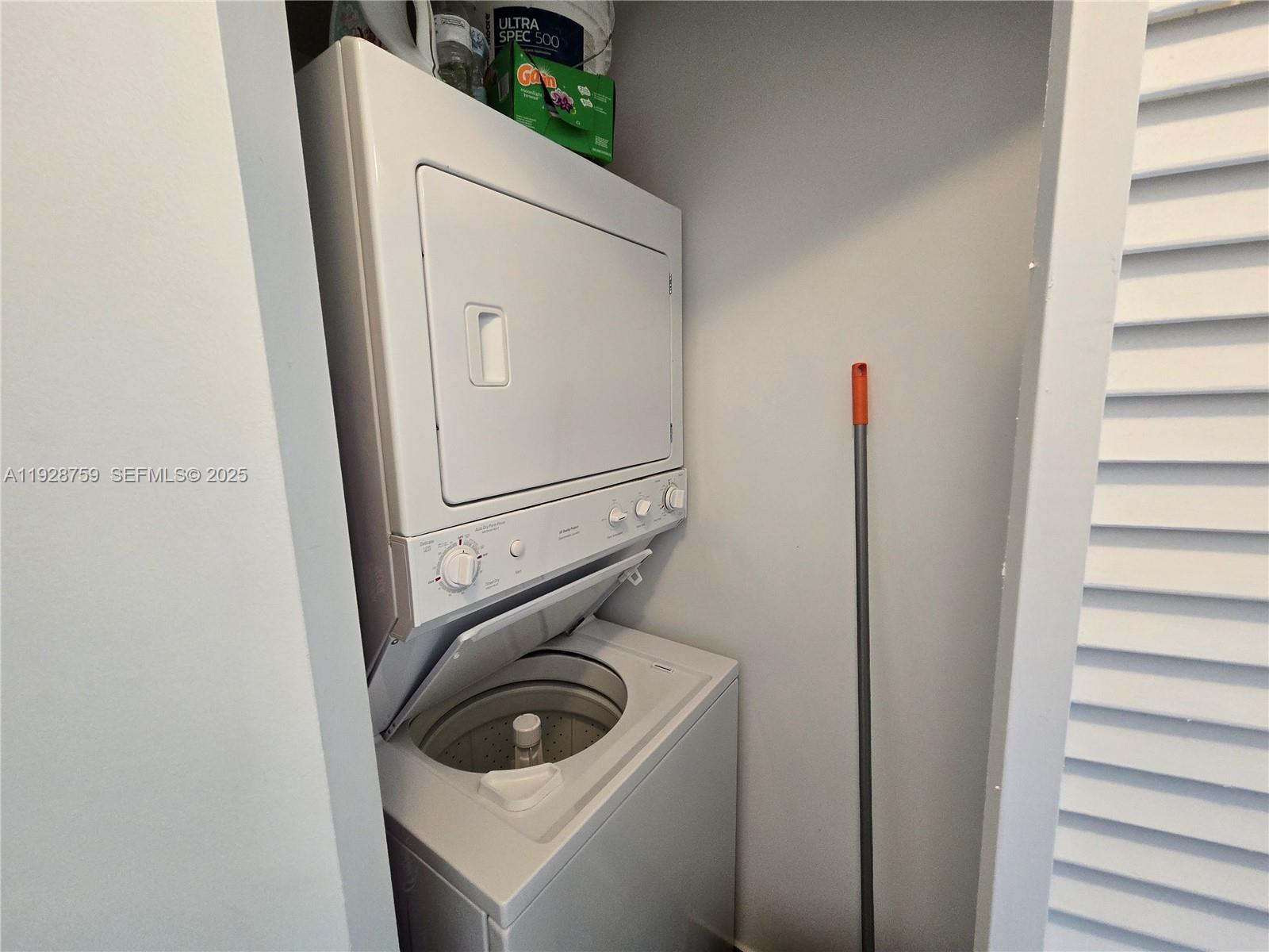 79 Southwest 12th Street, Unit 1701S Miami, FL 33130 - Photo 24 of 25 a utility room with dryer and washer