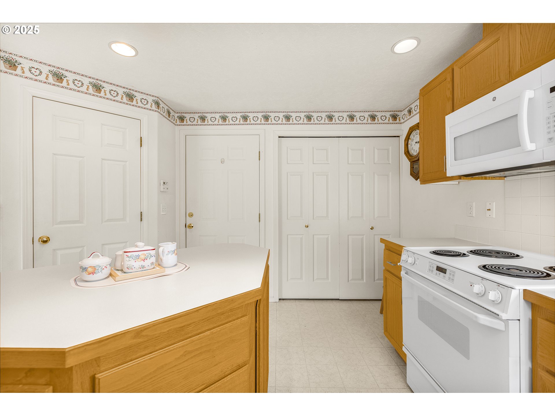 2335 Sony Loop Eugene, OR 97404 - Photo 11 of 30 a bathroom with a sink mirror and vanity