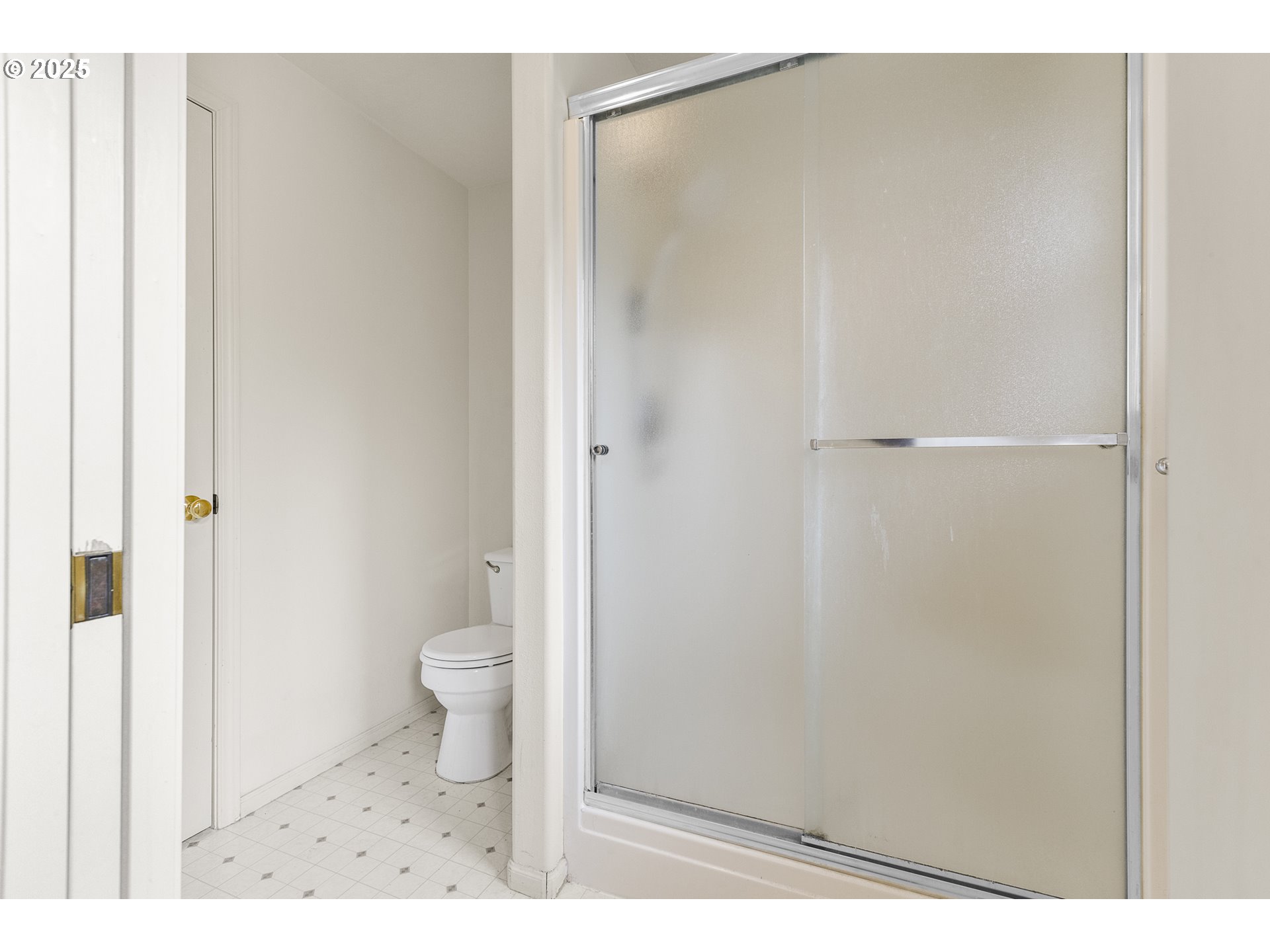 2335 Sony Loop Eugene, OR 97404 - Photo 18 of 30 a bathroom with a toilet and a shower