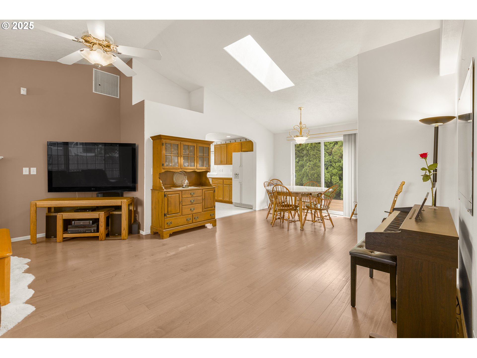 2335 Sony Loop Eugene, OR 97404 - Photo 6 of 30 a living room with furniture and a flat screen tv