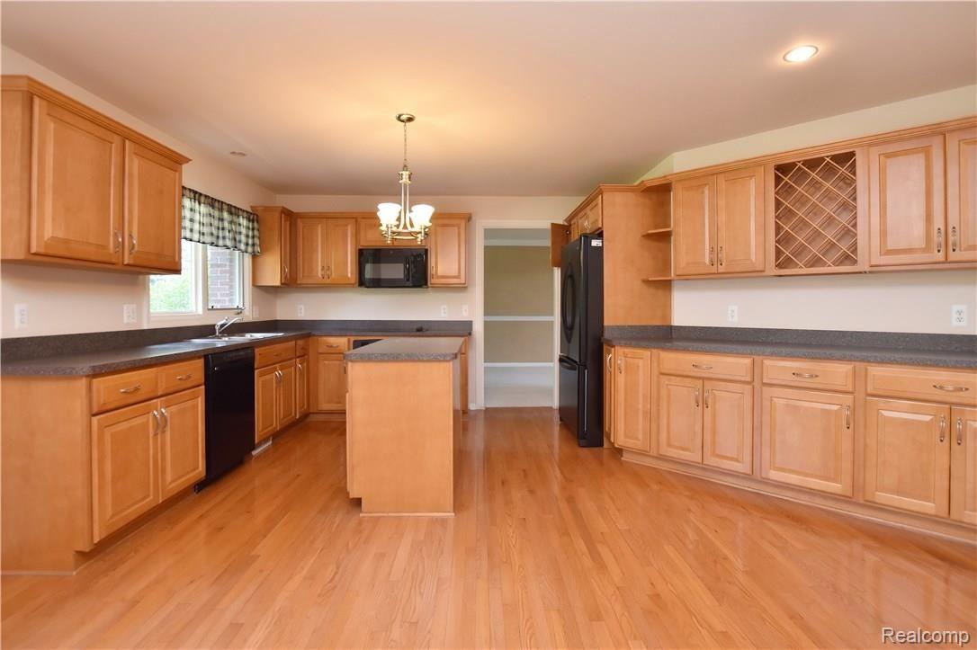 6500 Chatham Circle Rochester, MI 48306 - Photo 9 of 36 Chatham6500_10.JPG