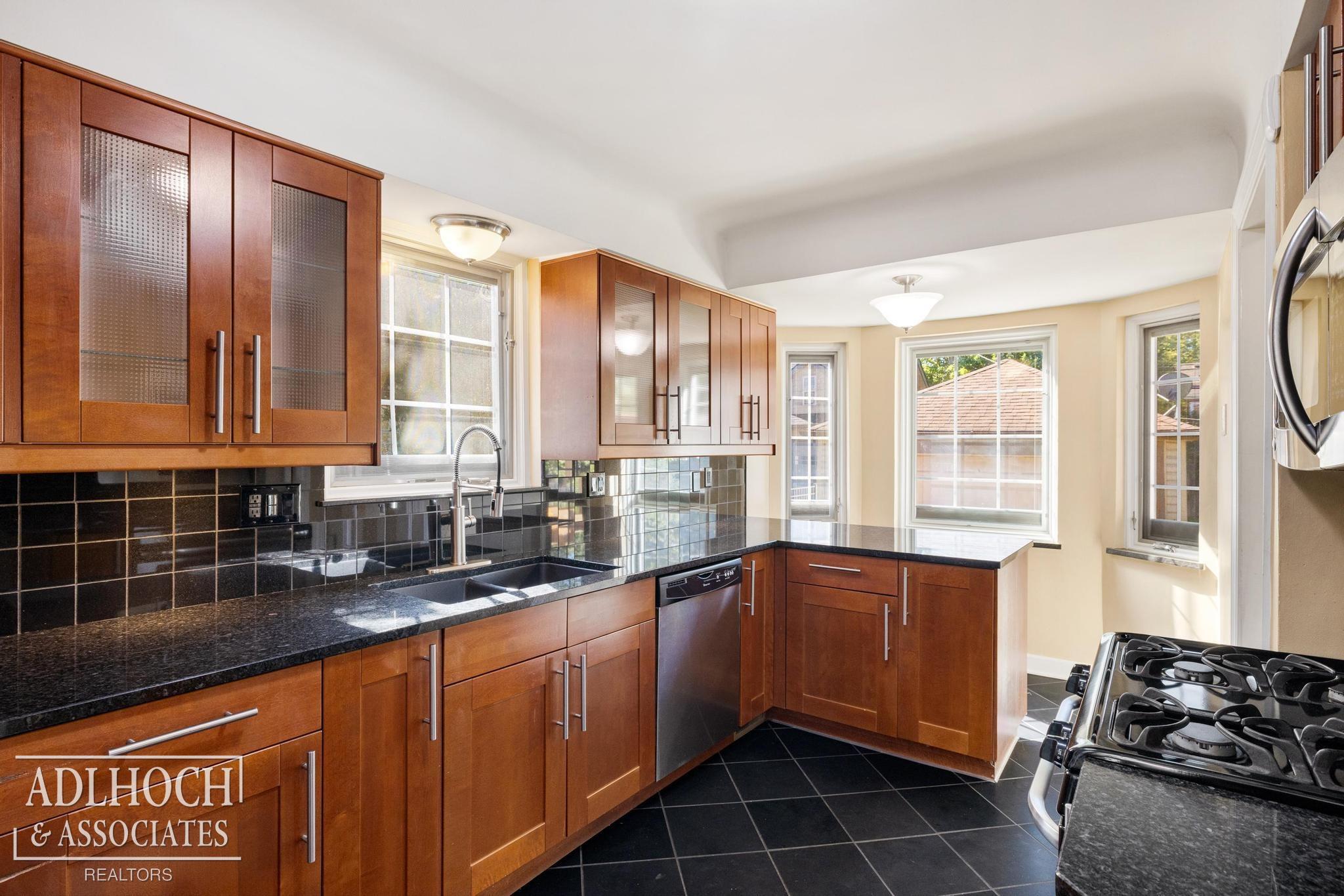 869 Rivard Boulevard Grosse Pointe, MI 48230 - Photo 3 of 25 50190961-37da497a-1959-477b-aeec-879cd78aee60.JPG