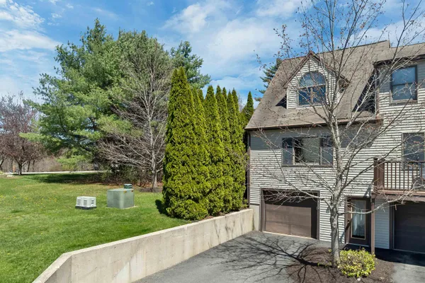 $299,900 | 422 Ledgeview Drive, Rochester, NH 03839