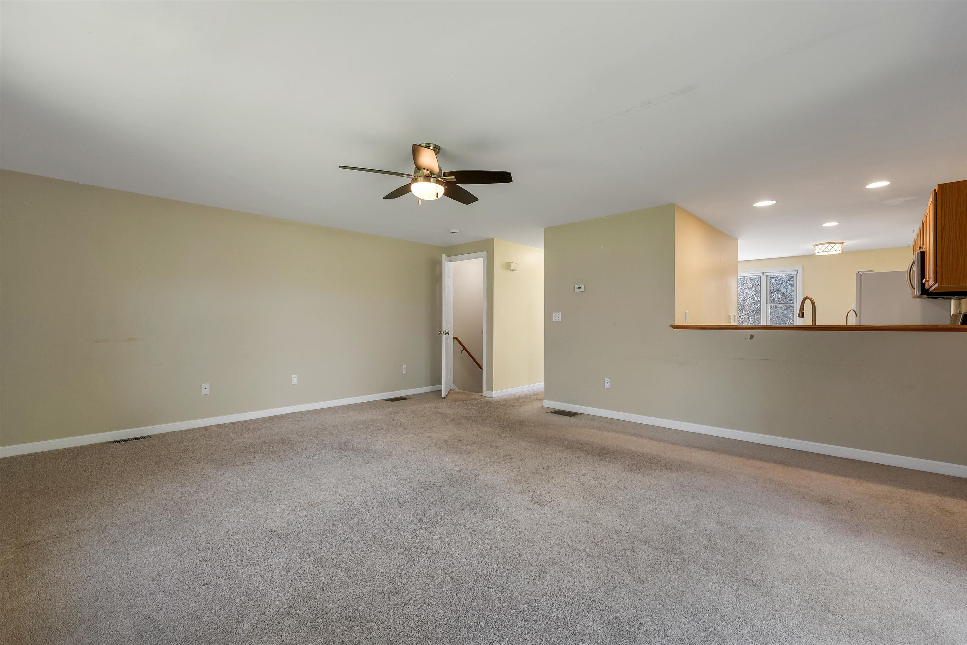 422 Ledgeview Drive Rochester, NH 03839 - Photo 5 of 33