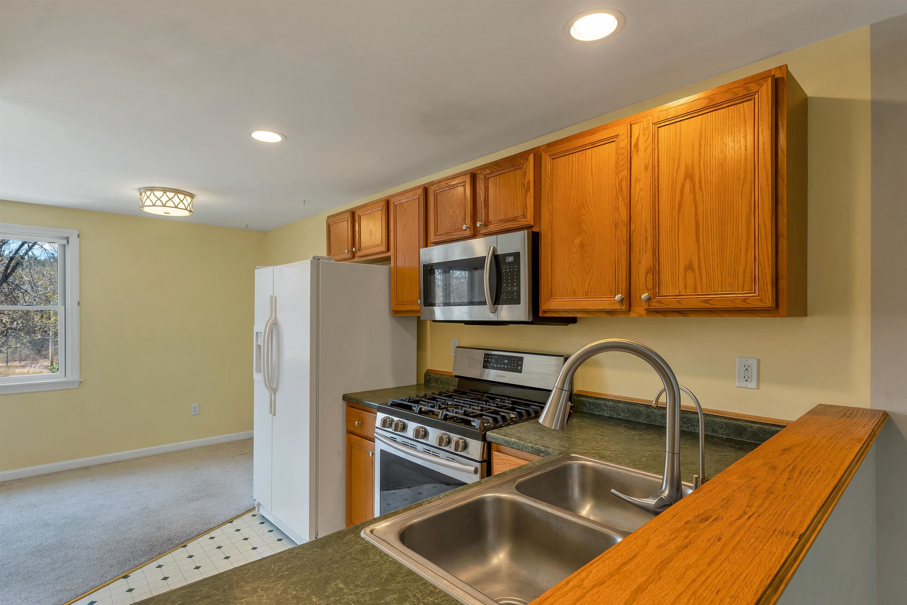 422 Ledgeview Drive Rochester, NH 03839 - Photo 7 of 33