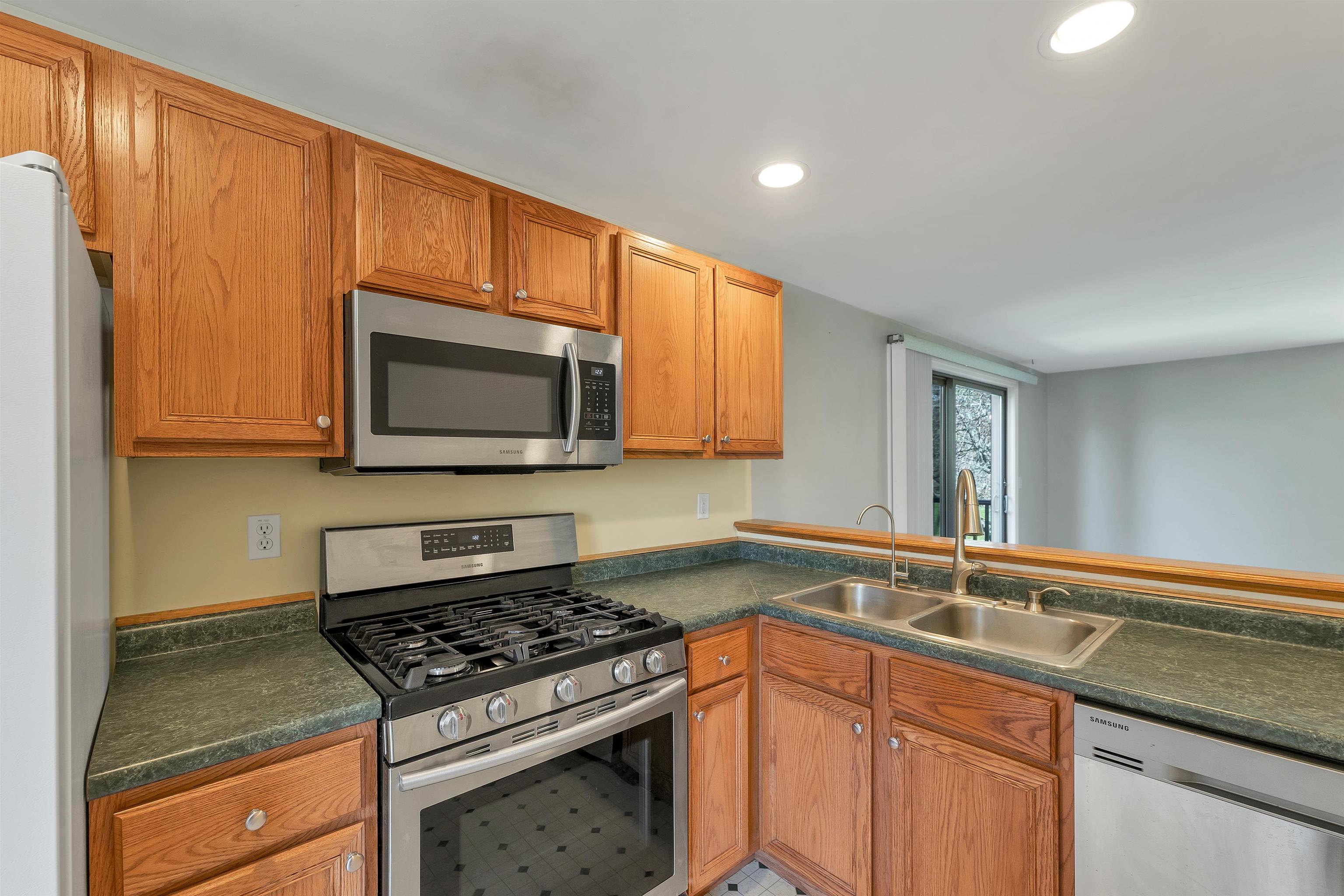 422 Ledgeview Drive Rochester, NH 03839 - Photo 8 of 33