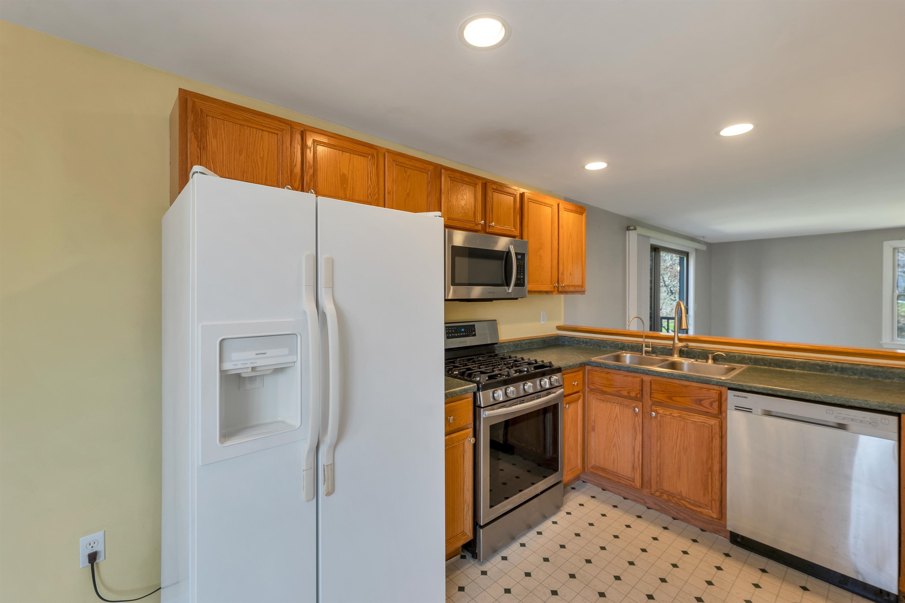 422 Ledgeview Drive Rochester, NH 03839 - Photo 9 of 33