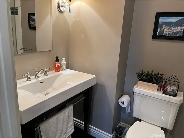 a view of a black and white fence