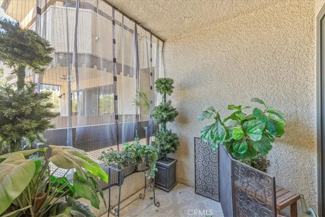 $875,000 | 10409 Riverside Drive, Unit 204, Toluca Lake, CA 91602
