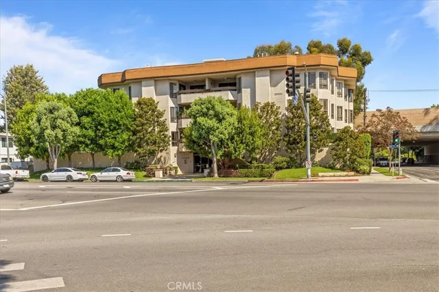 $875,000 | 10409 Riverside Drive, Unit 204, Toluca Lake, CA 91602