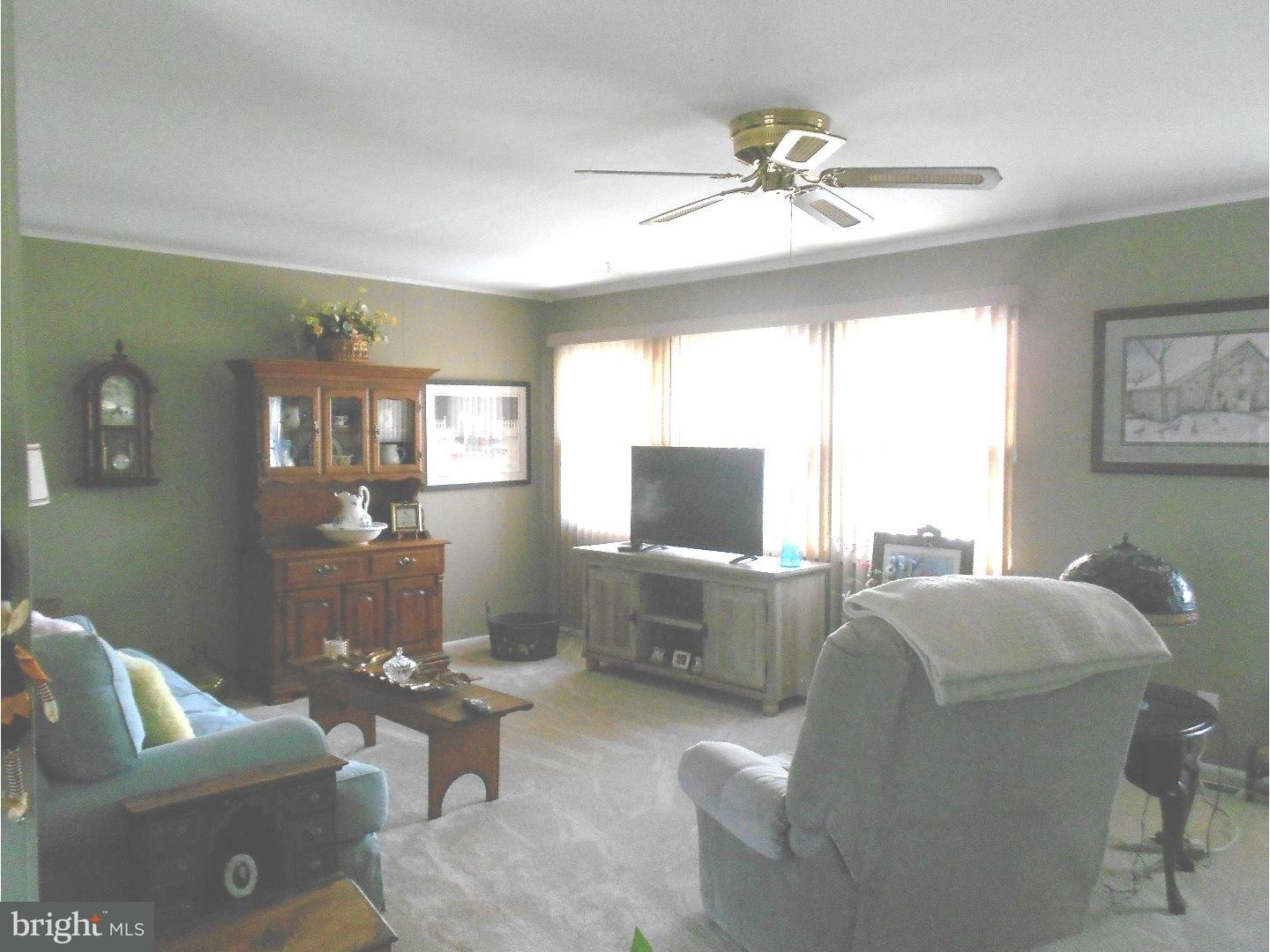 618 Chatham Road Fairless Hills, PA 19030 - Photo 5 of 22 Living Room