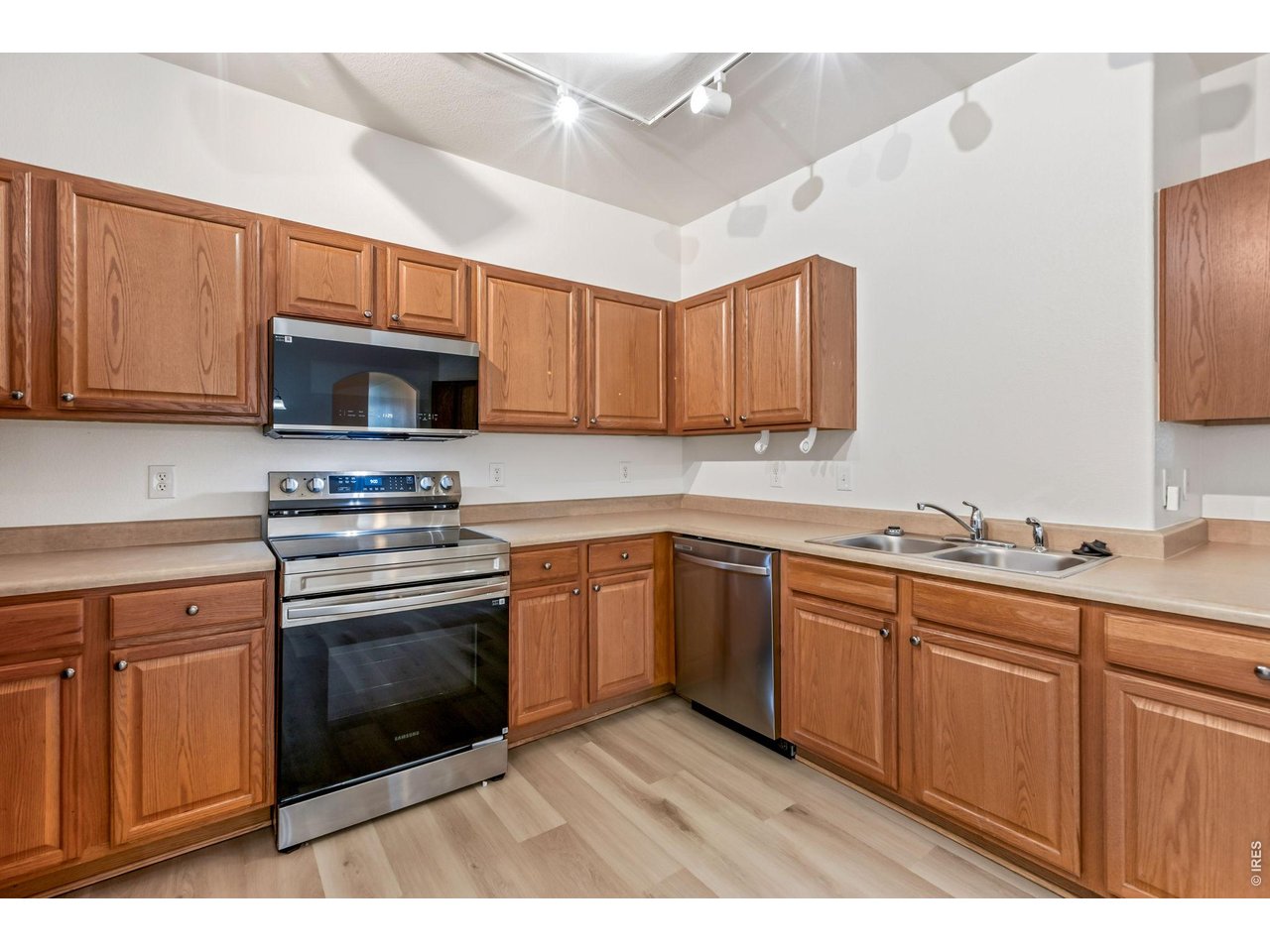 4672 West 20th Road, Unit 2323 Greeley, CO 80634 - Photo 14 of 34 Ample counterspace