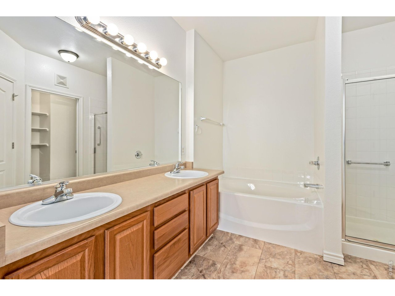 4672 West 20th Road, Unit 2323 Greeley, CO 80634 - Photo 21 of 34 First en-suite 5-piece bath