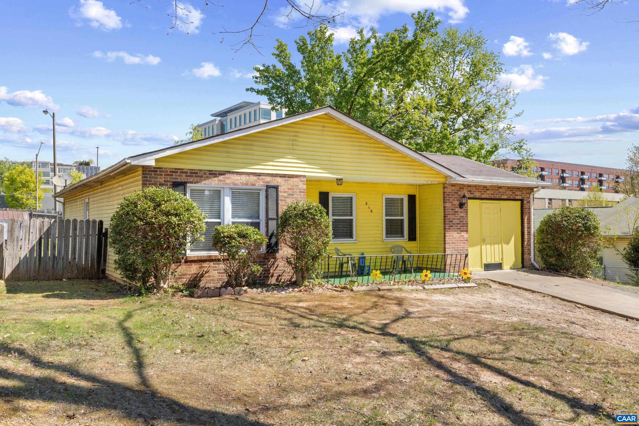 a view of a house with backyard
