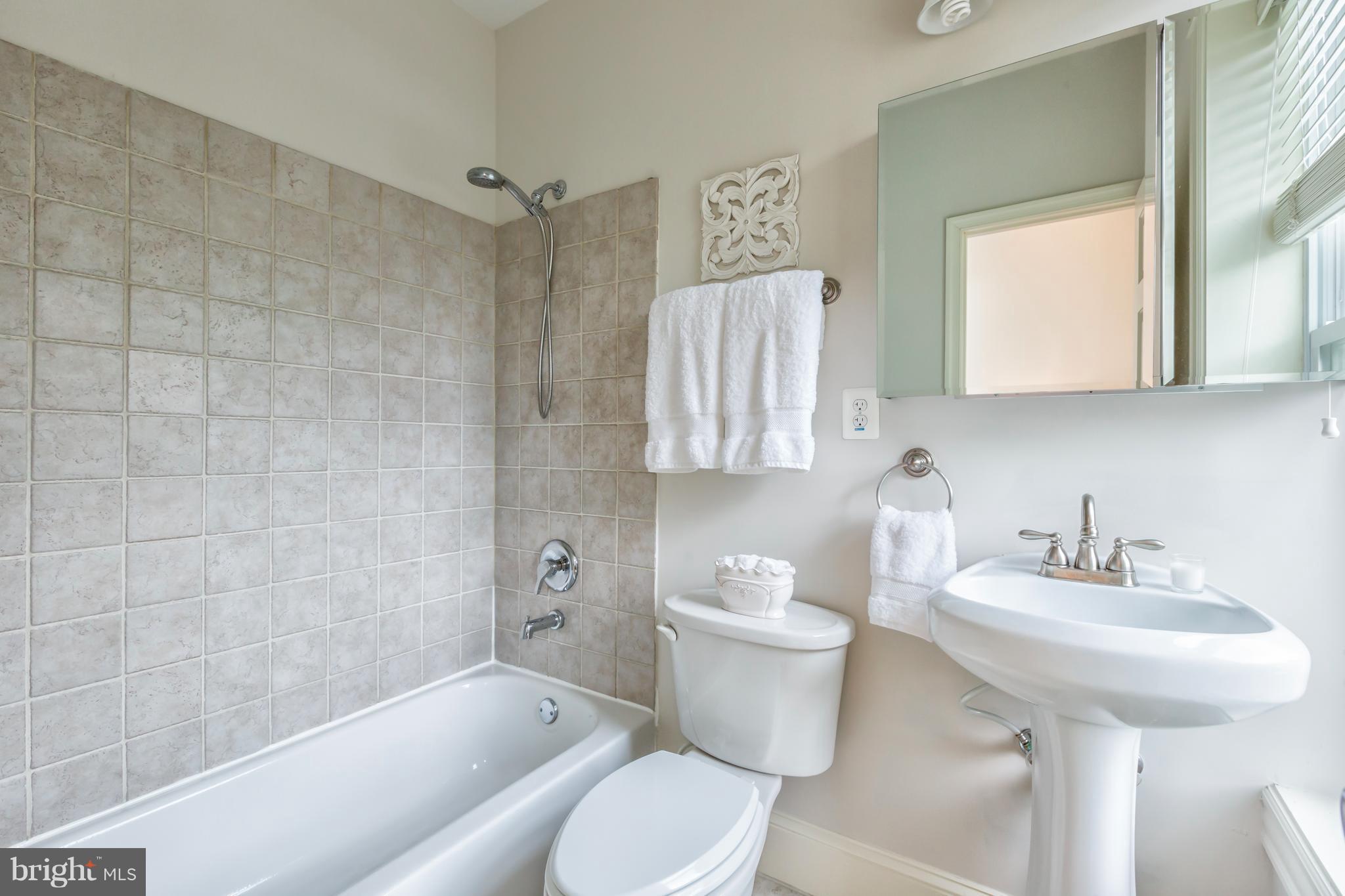 636 L Street Northeast Washington, DC 20002 - Photo 19 of 27 Bath (Master)
