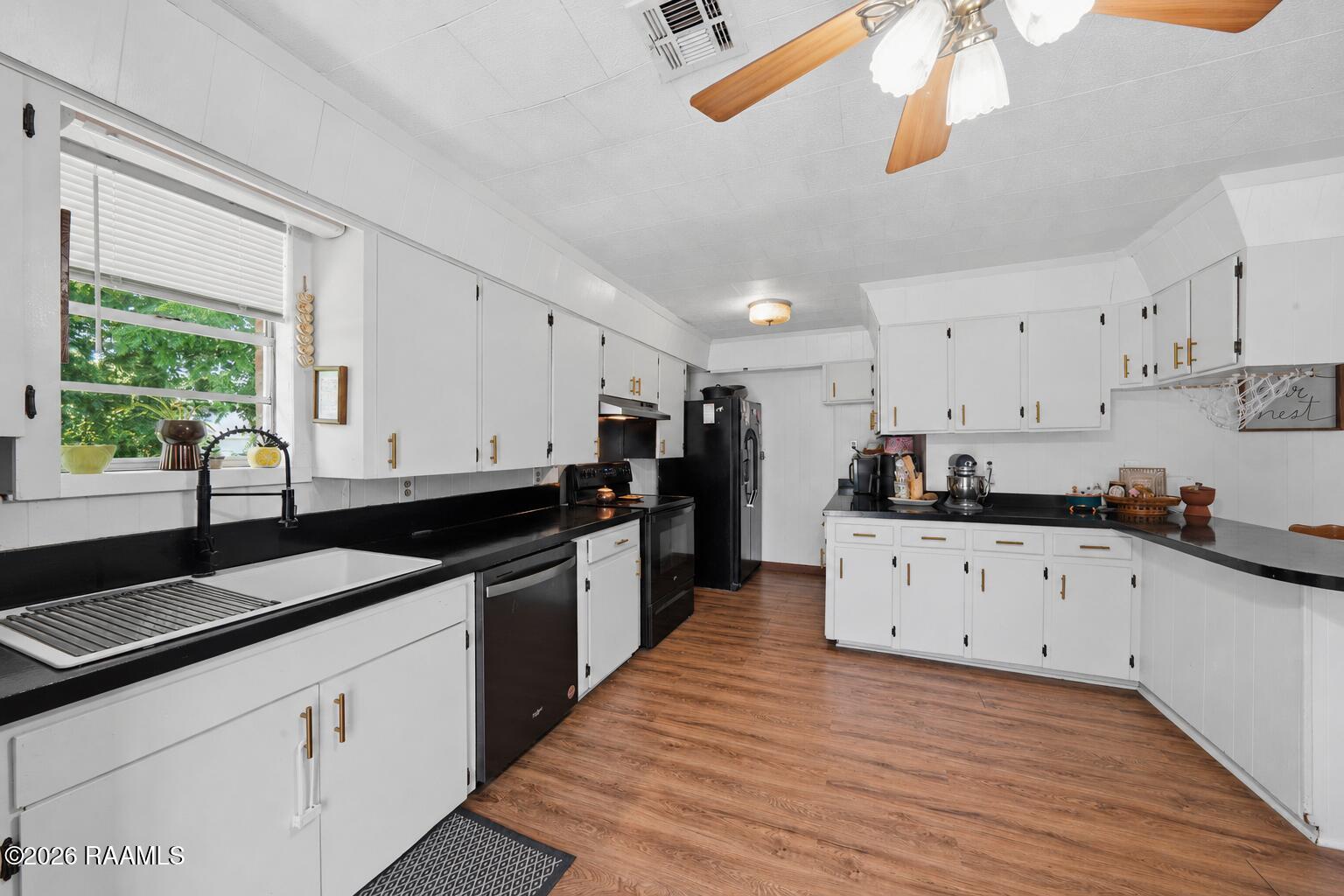 403 Highway 744 Opelousas, LA 70570 - Photo 9 of 20 Kitchen403