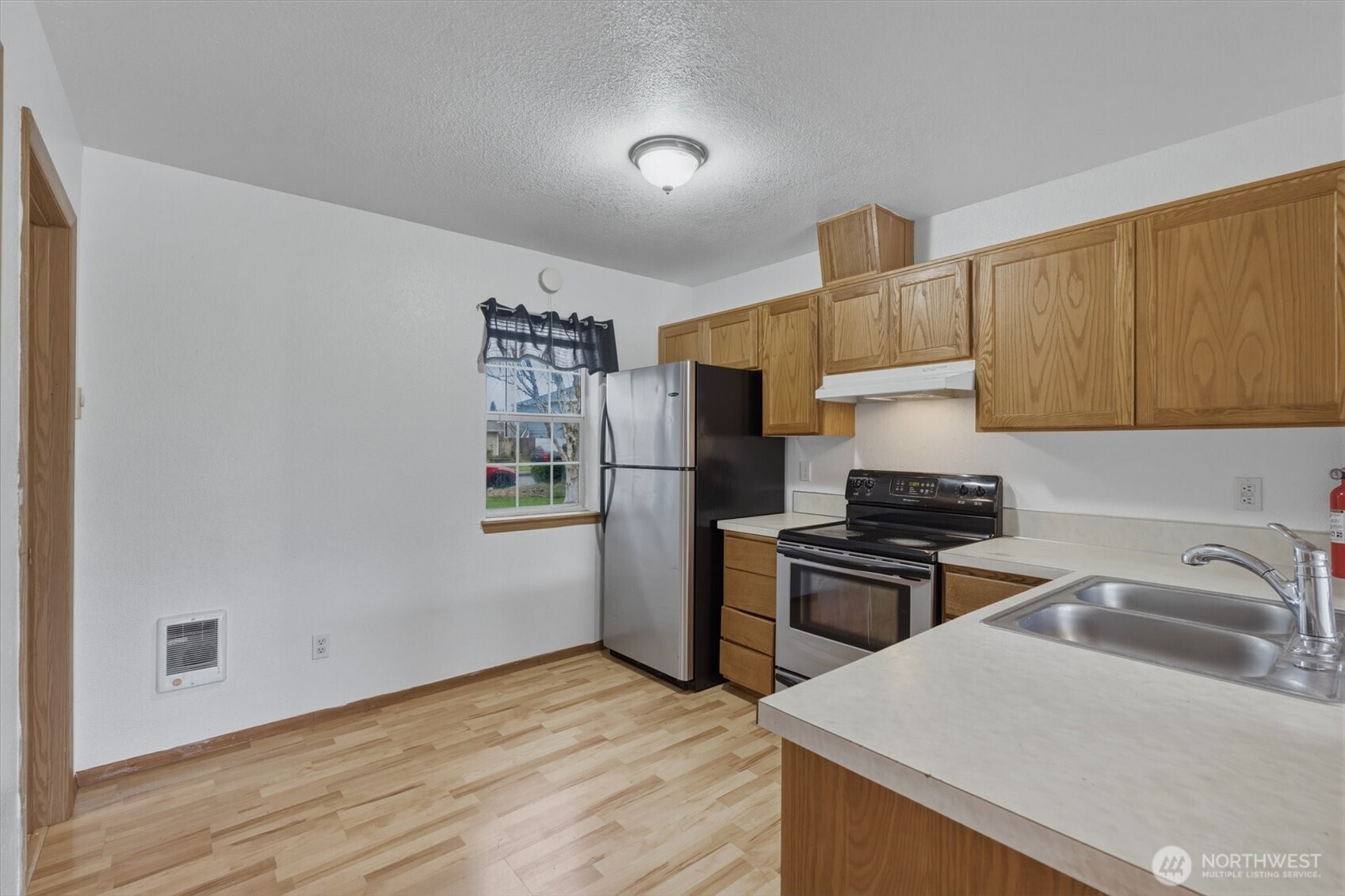 118 Balboa Loop Kelso, WA 98626 - Photo 9 of 35 a kitchen with a refrigerator stove and sink