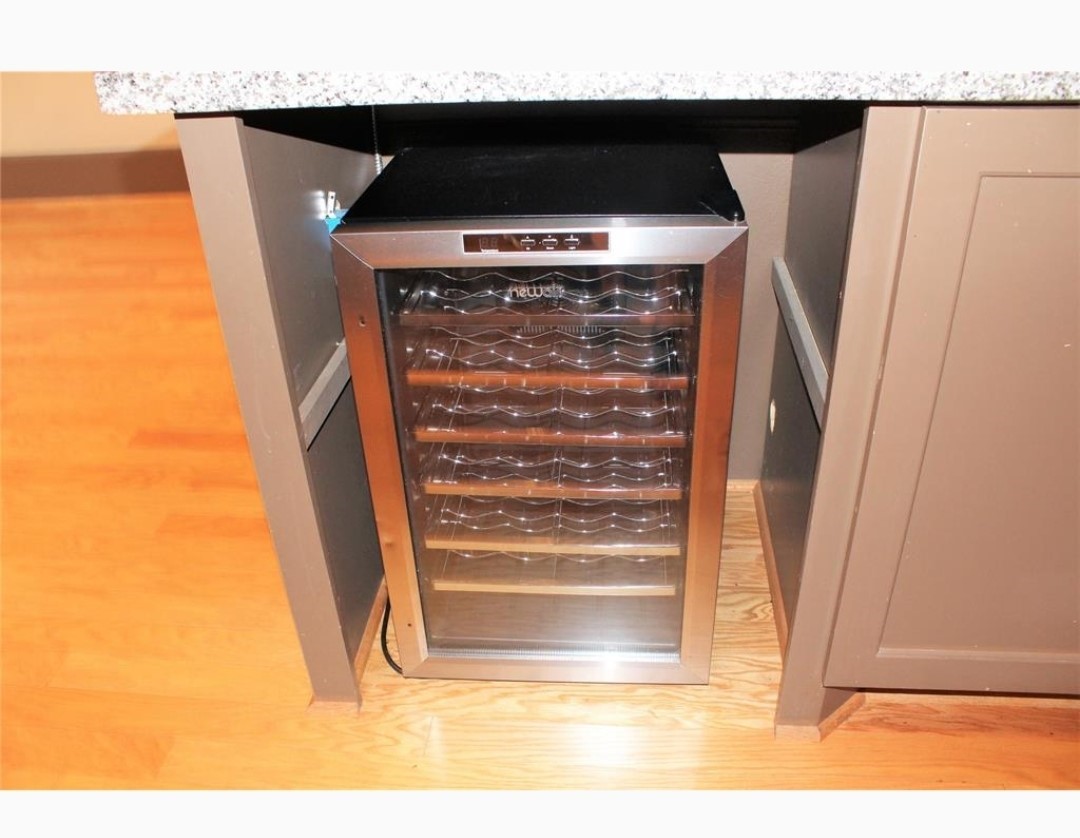 855 Mathis Street Houston, TX 77009 - Photo 9 of 28 Wine fridge included