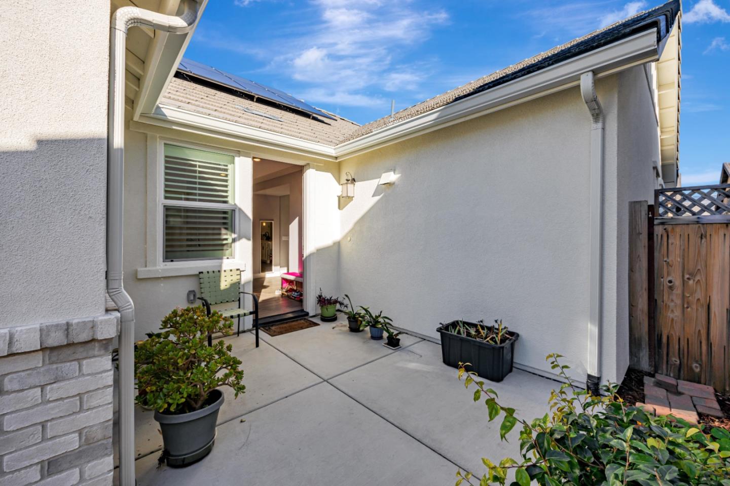 5706 Knight Road Rohnert Park, CA 94928 - Photo 4 of 36 a backyard of a house with potted plants