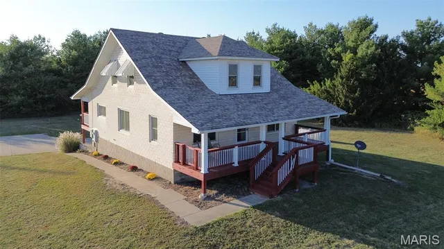 $305,000 | 30314 Highway 16, Jerseyville, IL 62052