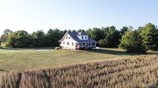 $305,000 | 30314 Highway 16, Jerseyville, IL 62052