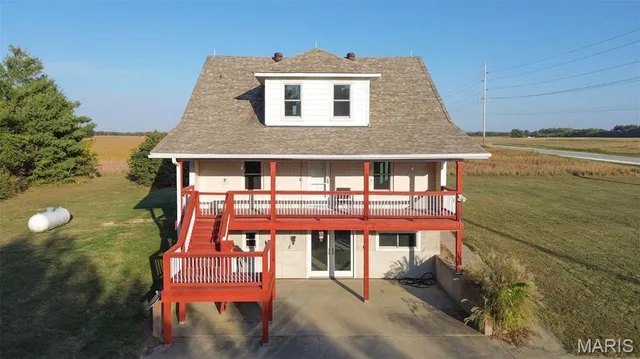 $305,000 | 30314 Highway 16, Jerseyville, IL 62052