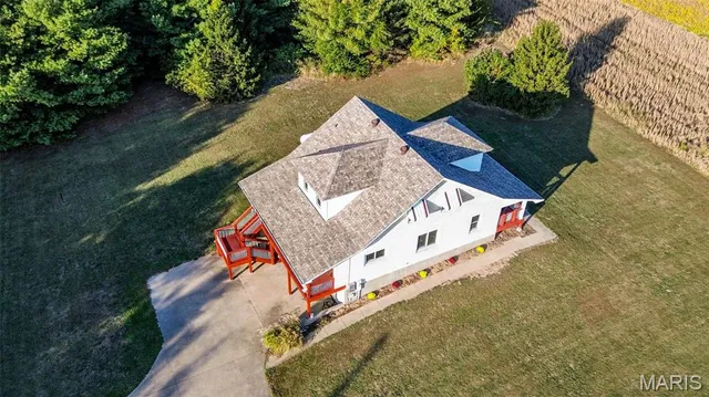 $305,000 | 30314 Highway 16, Jerseyville, IL 62052