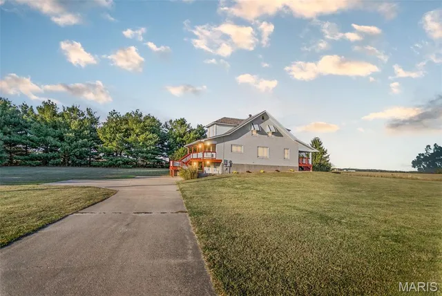 $305,000 | 30314 Highway 16, Jerseyville, IL 62052