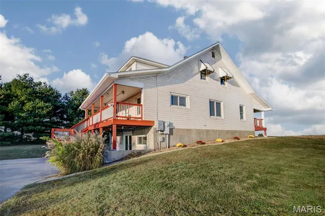 $305,000 | 30314 Highway 16, Jerseyville, IL 62052