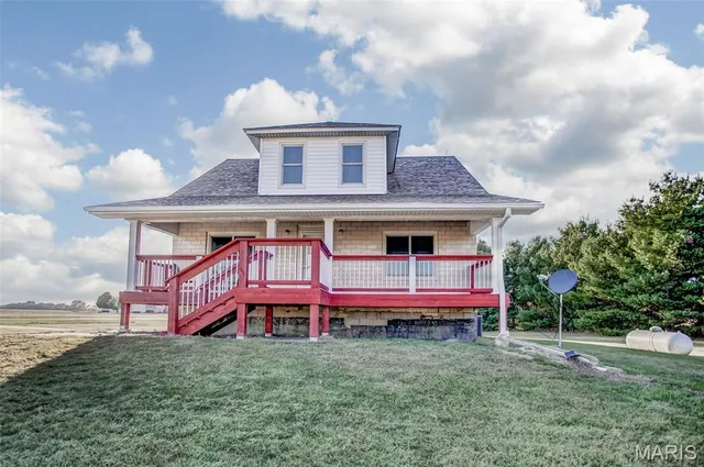 $305,000 | 30314 Highway 16, Jerseyville, IL 62052