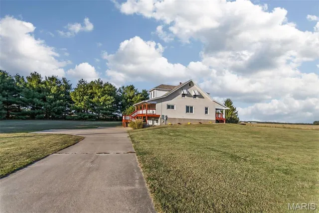 $305,000 | 30314 Highway 16, Jerseyville, IL 62052