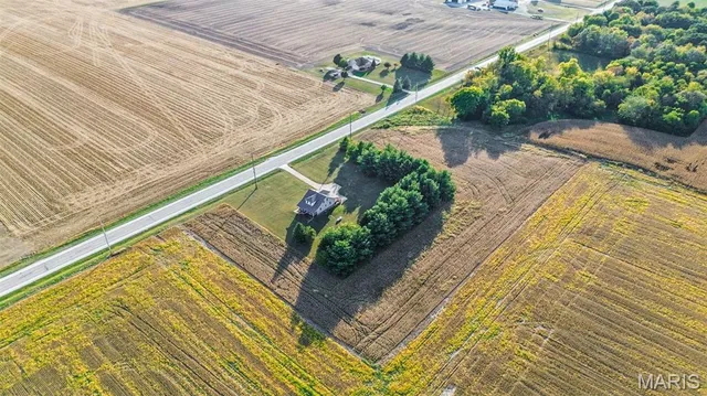 $305,000 | 30314 Highway 16, Jerseyville, IL 62052