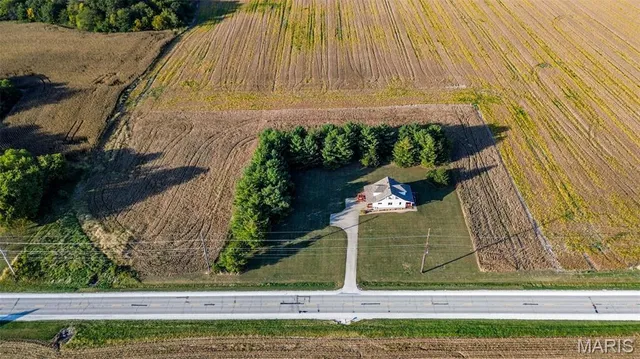 $305,000 | 30314 Highway 16, Jerseyville, IL 62052