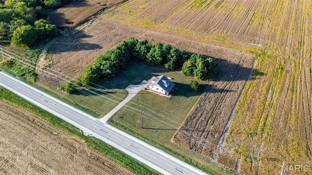 $305,000 | 30314 Highway 16, Jerseyville, IL 62052