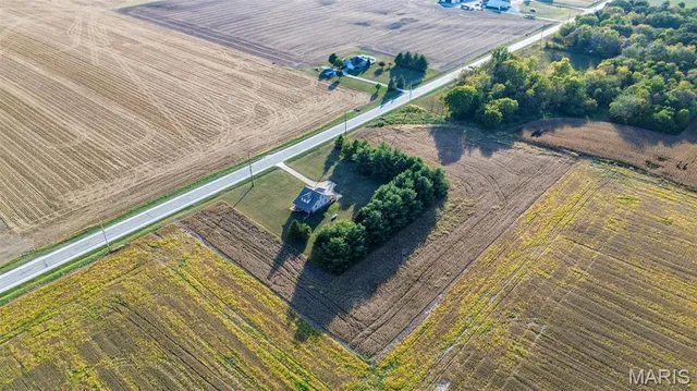 $305,000 | 30314 Highway 16, Jerseyville, IL 62052