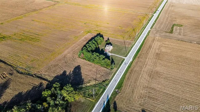 $305,000 | 30314 Highway 16, Jerseyville, IL 62052