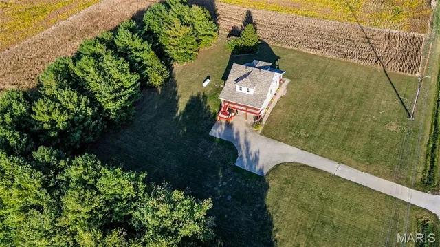 $305,000 | 30314 Highway 16, Jerseyville, IL 62052