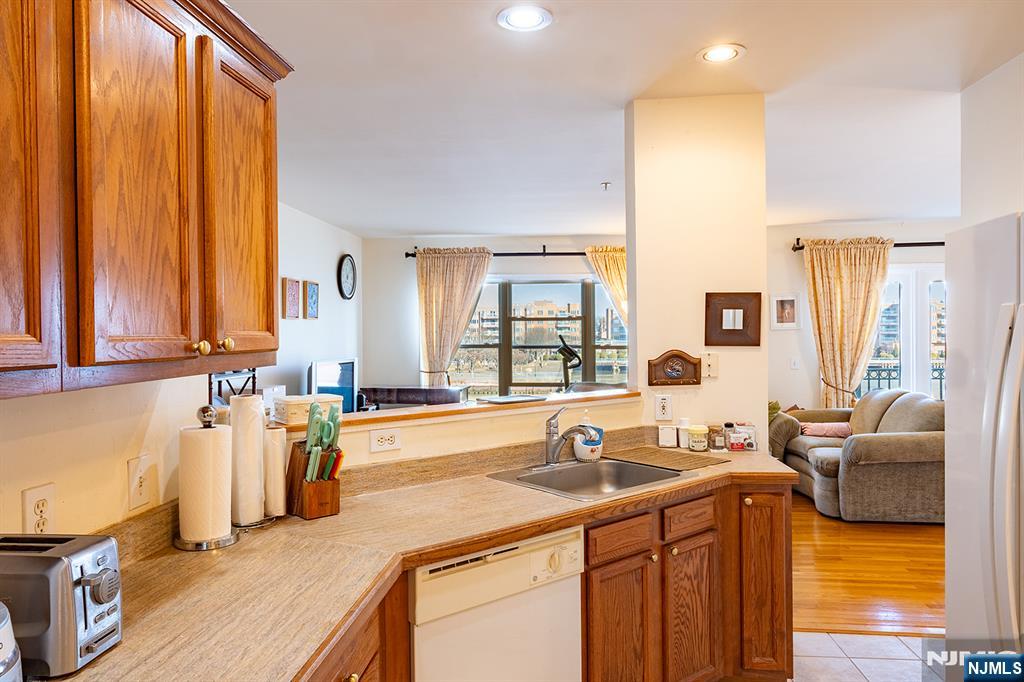 249 The Promenade Edgewater, NJ 07020 - Photo 7 of 21