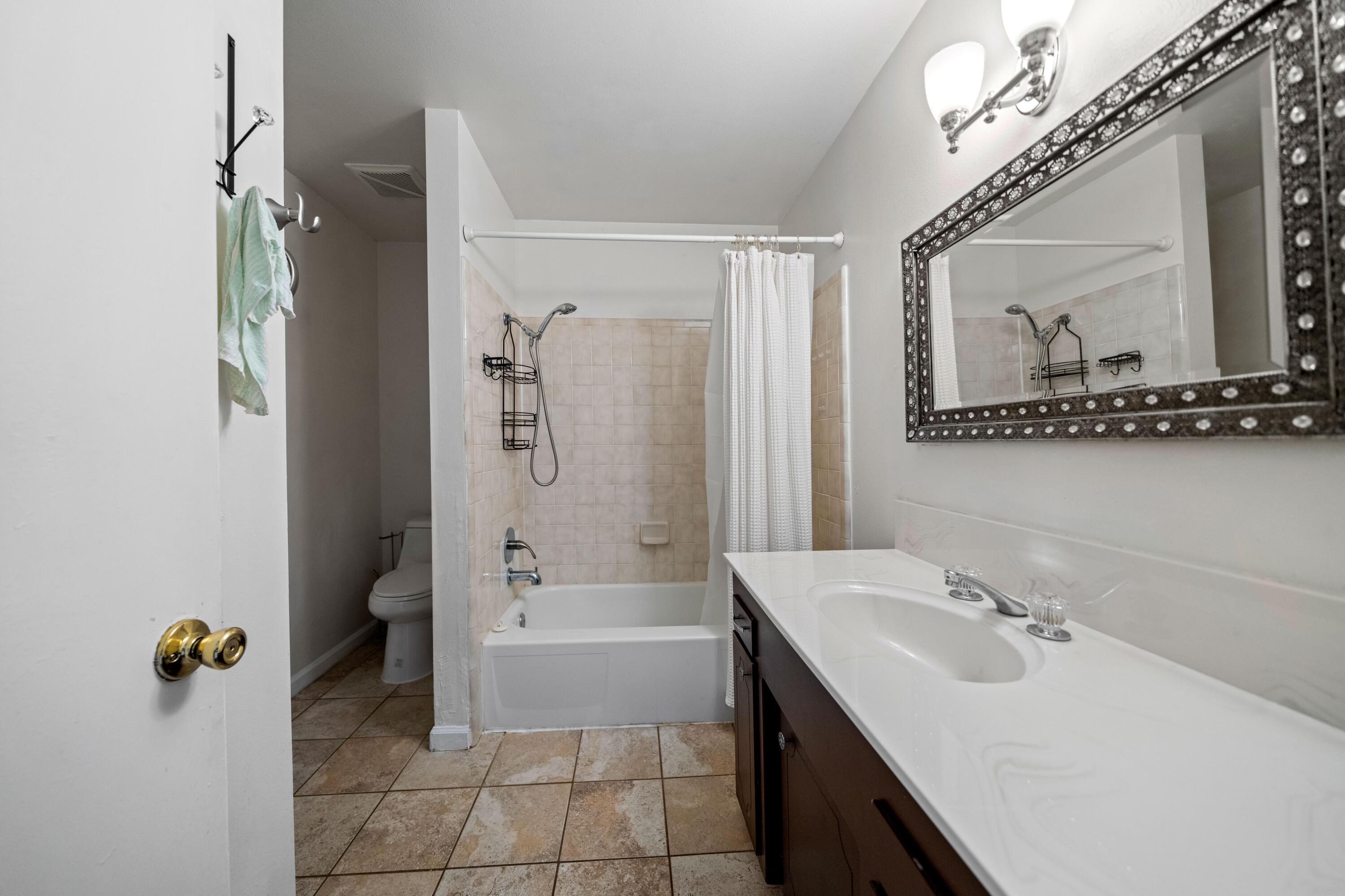3250 Winding Way Redding, CA 96003 - Photo 18 of 29 Hall Bath