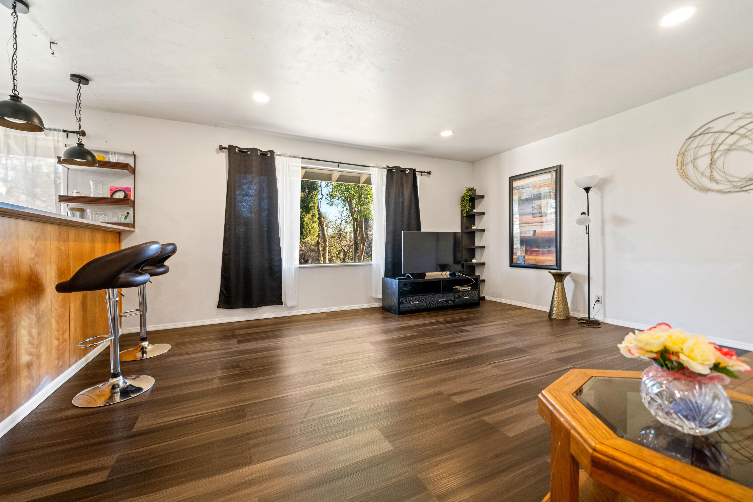 3250 Winding Way Redding, CA 96003 - Photo 4 of 29 Living room