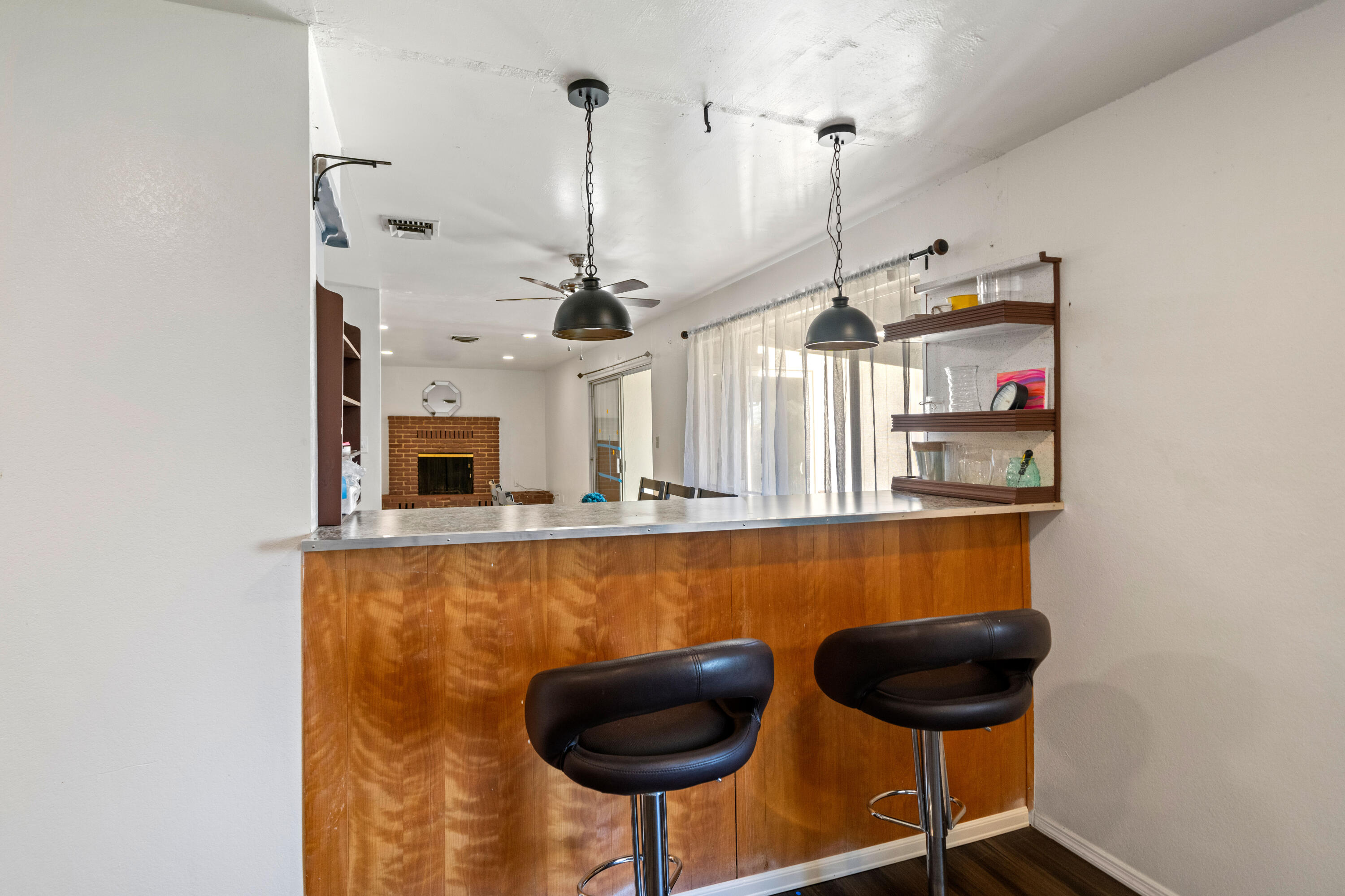 3250 Winding Way Redding, CA 96003 - Photo 5 of 29 Breakfast bar