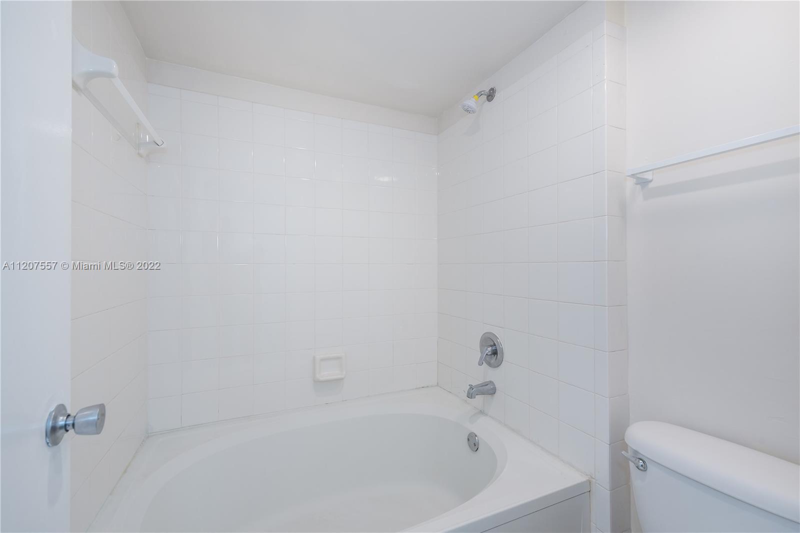 771 North Pine Island Road, Unit 203 Plantation, FL 33324 - Photo 13 of 20 a bathroom with a bathtub
