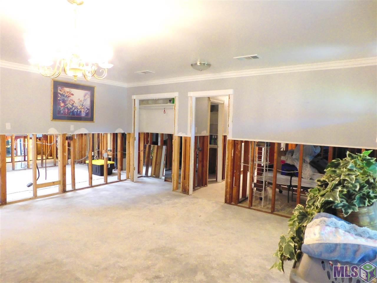9227 Wild Valley Road Baton Rouge, LA 70810 - Photo 3 of 14 Living Room
